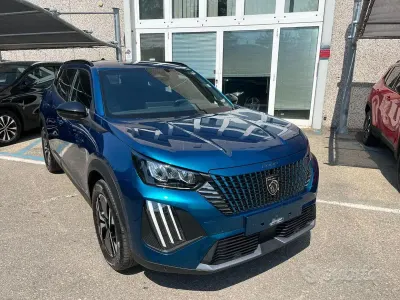 Usata Peugeot 2008 Allure 136 CV (100 kW) 2025 Blu metallizzato SUV