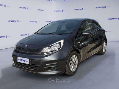 Usata Kia Rio Active 84 CV (61 kW) 2017 Gray Berlina