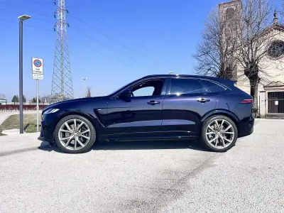 Begagnad Jaguar F-Pace SVR 551 HK (405 kW) 2023 Svart SUV