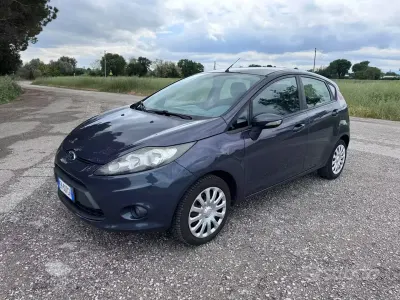 Usata Ford Fiesta 60 CV (44 kW) 2011 Grigio Berlina