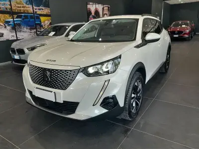 Usata Peugeot e-2008 Allure 100 kW (136 CV) 2021 Bianco SUV