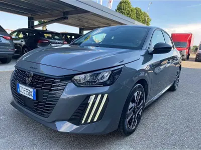 Usata Peugeot 208 Allure 101 CV (74 kW) 2025 Grigio Utilitaria