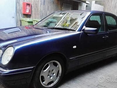 Begagnad Mercedes E200 Avantgarde 136 HK (100 kW) 1996 Blå Sedan