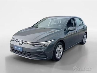 Usata VW Golf VIII Life 110 CV (80 kW) 2021 Dolphin grey Berlina