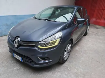 Usado Renault Clio IV Intens 73 CV (53 kW) 2018 Gris Berlina