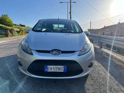 Usata Ford Fiesta 92 CV (67 kW) 2011 Argento Berlina