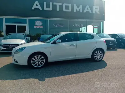 Usata Alfa Romeo Giulietta Distinctive 120 CV (88 kW) 2016 Bianco Utilitaria