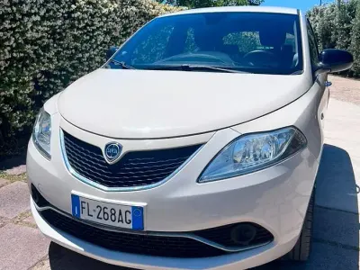 Usata Lancia Ypsilon Gold 95 CV (69 kW) 2017 Utilitaria