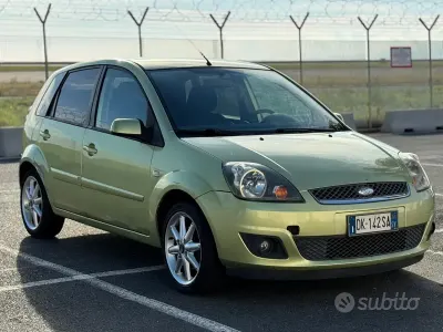 Usata Ford Fiesta 68 CV (50 kW) 2006 Verde Utilitaria