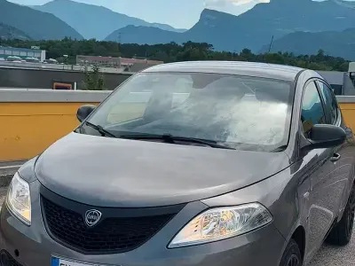 Usata Lancia Ypsilon 80 CV (58 kW) 2019 Grigio Utilitaria
