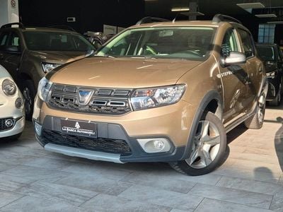 Usata Dacia Sandero Comfort 100 CV (73 kW) 2020 Oro Berlina