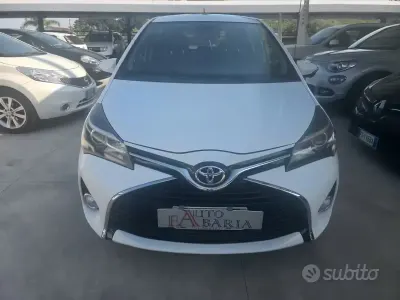 Usata Toyota Yaris Lounge 69 CV (50 kW) 2015 Bianco Utilitaria