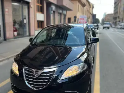 Usata Lancia Ypsilon 69 CV (50 kW) 2013 Blu Utilitaria