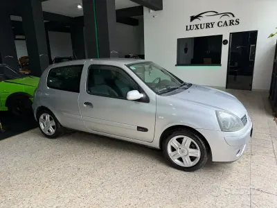 Usado Renault Clio II 82 CV (60 kW) 2005 Gris Berlina
