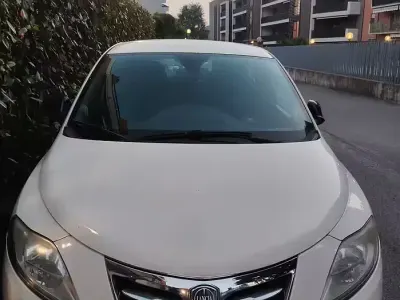 Usata Lancia Ypsilon 69 CV (50 kW) 2012 Bianco Utilitaria