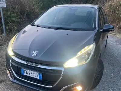 Usata Peugeot 208 68 CV (50 kW) 2015 Grigio Utilitaria