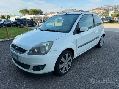 Usata Ford Fiesta Titanium 80 CV (58 kW) 2006 Bianco Utilitaria