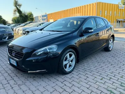 Usata Volvo V40 Summum 115 CV (84 kW) 2015 Nero Berlina