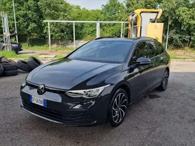 Usata VW Golf VII Life 131 CV (96 kW) 2021 Grigio Utilitaria