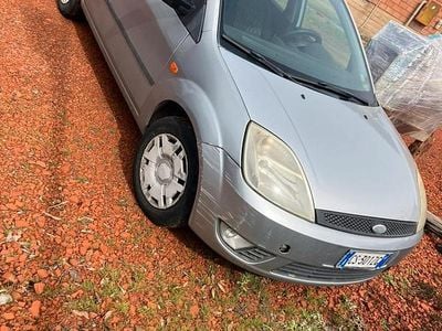 Usata Ford Fiesta 75 CV (55 kW) 2005 Grigio Utilitaria