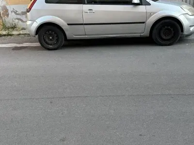 Usata Ford Fiesta 68 CV (50 kW) 2005 Grigio Utilitaria