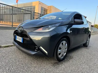 Usata Toyota Aygo 69 CV (50 kW) 2018 Grigio Utilitaria