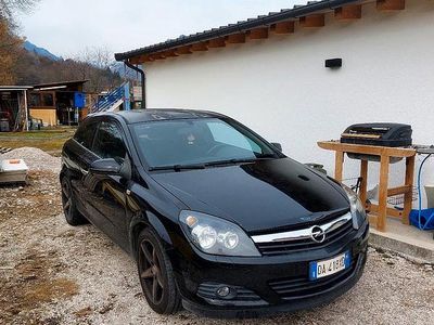 Usata Opel Astra GTC 101 CV (74 kW) 2006 Nero Berlina