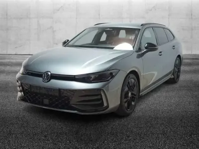 Usata VW Passat R-line 193 CV (141 kW) 2024 Grigio metallizzato Station wagon