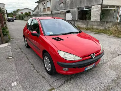 Usata Peugeot 206 68 CV (50 kW) 2002 Rosso Utilitaria