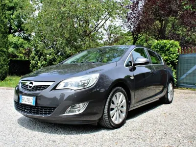 Usata Opel Astra Cosmo 100 CV (73 kW) 2012 Argento Berlina