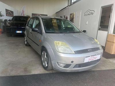 Usata Ford Fiesta Zetec 79 CV (58 kW) 2002 Grigio metallizzato Utilitaria