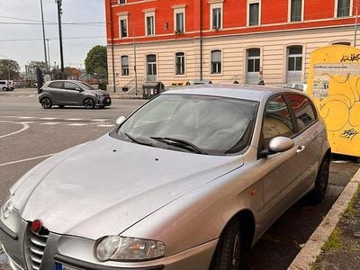 Usata Alfa Romeo 147 105 CV (77 kW) 2004 Grigio Utilitaria