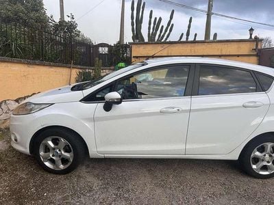 Usata Ford Fiesta 95 CV (69 kW) 2010 Bianco Utilitaria