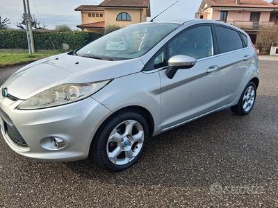 Usata Ford Fiesta Titanium 92 CV (67 kW) 2009 Grigio Utilitaria