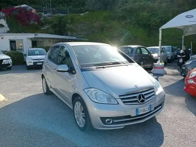 Usata Mercedes A180 Elegance 109 CV (80 kW) 2011 Argento Utilitaria