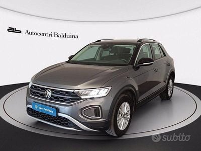 Usata VW T-Roc Life 110 CV (80 kW) 2022 Grigio indyum/tetto nero SUV