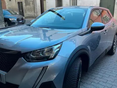 Usata Peugeot 2008 Active 110 CV (80 kW) 2021 Grigio SUV