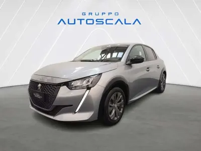 Usata Peugeot e-208 Allure 56 kW (77 CV) 2023 Grigio artense met. Utilitaria