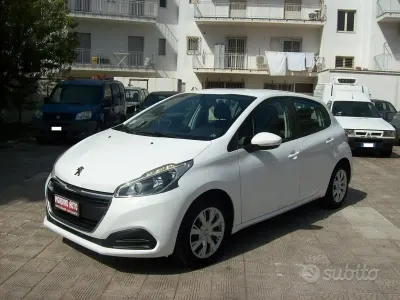 Usata Peugeot 208 Business-Line 68 CV (50 kW) 2015 Bianco Utilitaria