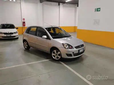Usata Ford Fiesta Ghia 75 CV (55 kW) 2007 Grigio Utilitaria