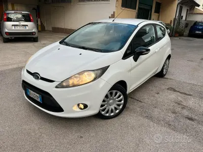 Usata Ford Fiesta 68 CV (50 kW) 2010 Bianco Berlina