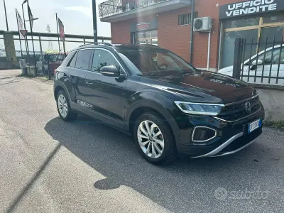Usata VW T-Roc Life 150 CV (110 kW) 2023 Nero SUV
