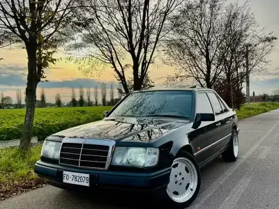 Usado Mercedes E200 122 CV (89 kW) 1990 Negro Berlina