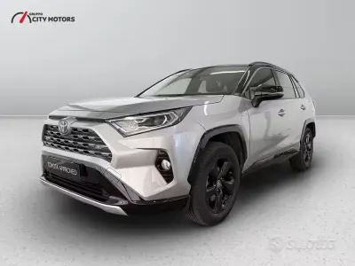 Usata Toyota RAV4 Hybrid Style 222 CV (163 kW) 2020 Argento SUV