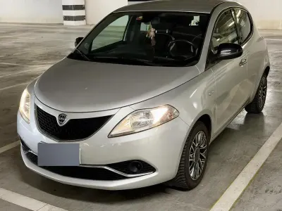 Usata Lancia Ypsilon Gold 69 CV (50 kW) 2016 Grigio Utilitaria