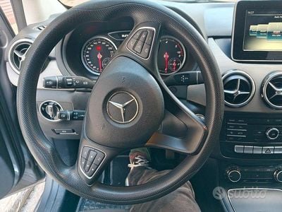 Usata Mercedes B180 109 CV (80 kW) 2017 Grigio Monovolume