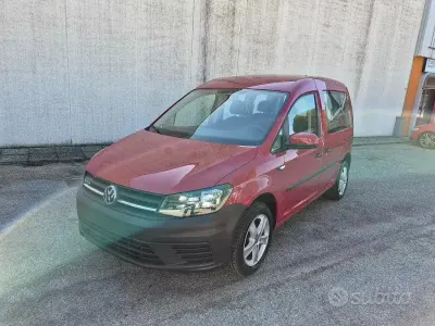 Usata VW Caddy Trendline 110 CV (80 kW) 2019 Rosso Monovolume