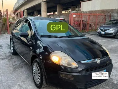 Usado Fiat Punto Active 60 CV (44 kW) 2010 Negro Utilitario