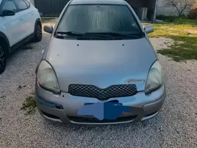 Usata Toyota Yaris 75 CV (55 kW) 2003 Grigio Berlina