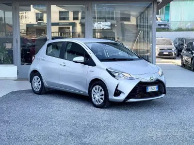 Usata Toyota Yaris Hybrid 73 CV (53 kW) 2018 Grigio Berlina